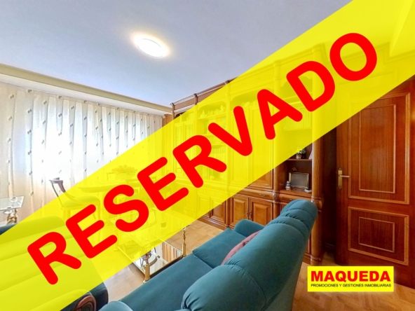 Salón del piso en venta en Plaza de la Hispanidad de Alcorcón con etiqueta de RESERVADO