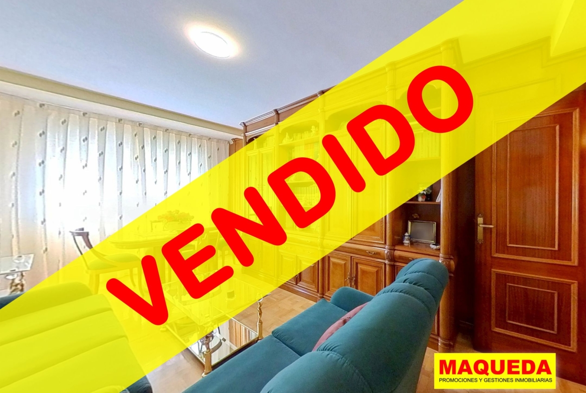 Salón del piso en venta en Plaza de la Hispanidad de Alcorcón con etiqueta de VENDIDO