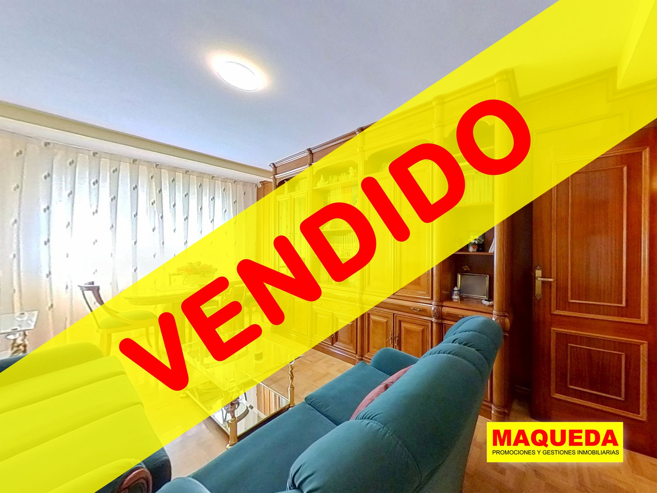 Salón del piso en venta en Plaza de la Hispanidad de Alcorcón con etiqueta de VENDIDO