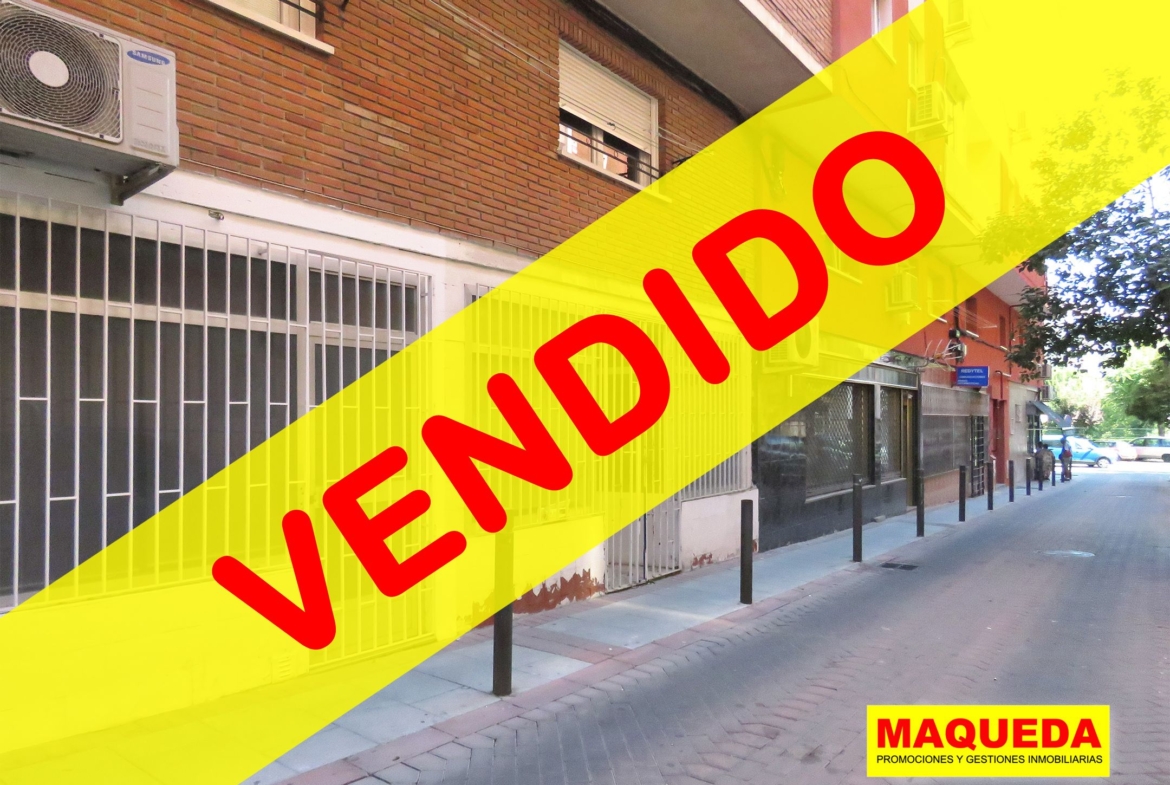 Fachada del local en venta junto a calle Polvoranca de Alcorcón con etiqueta de VENDIDO