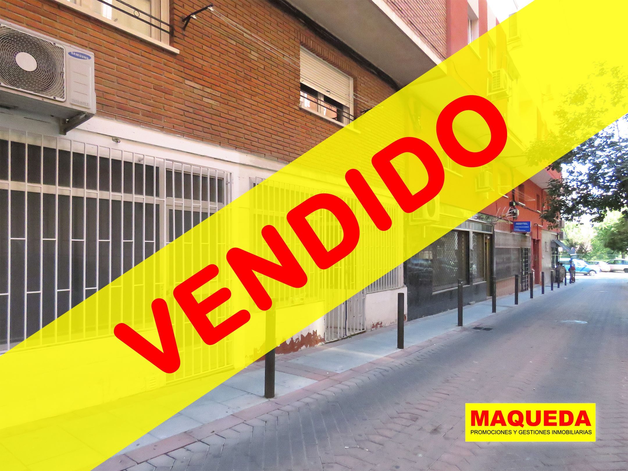 Fachada del local en venta junto a calle Polvoranca de Alcorcón con etiqueta de VENDIDO