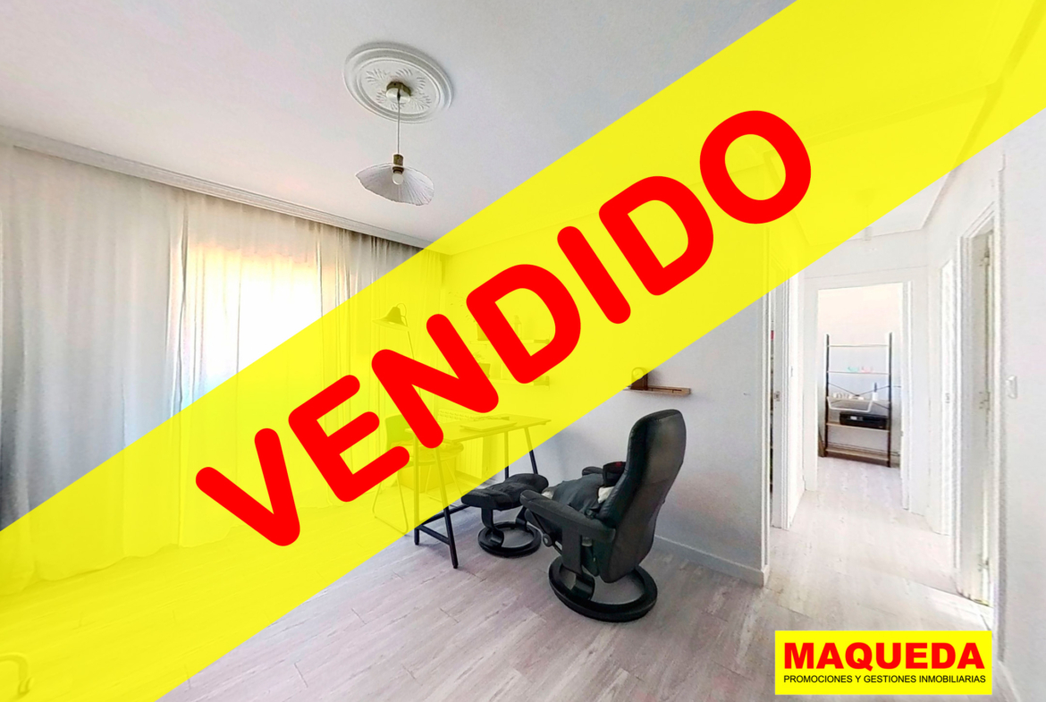 Salón del piso en venta en Alcorcón - Centro con etiqueta de VENDIDO