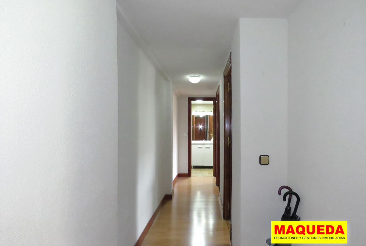 Pasillo distribuidor en piso de 3 dormitorios en Alcorcón
