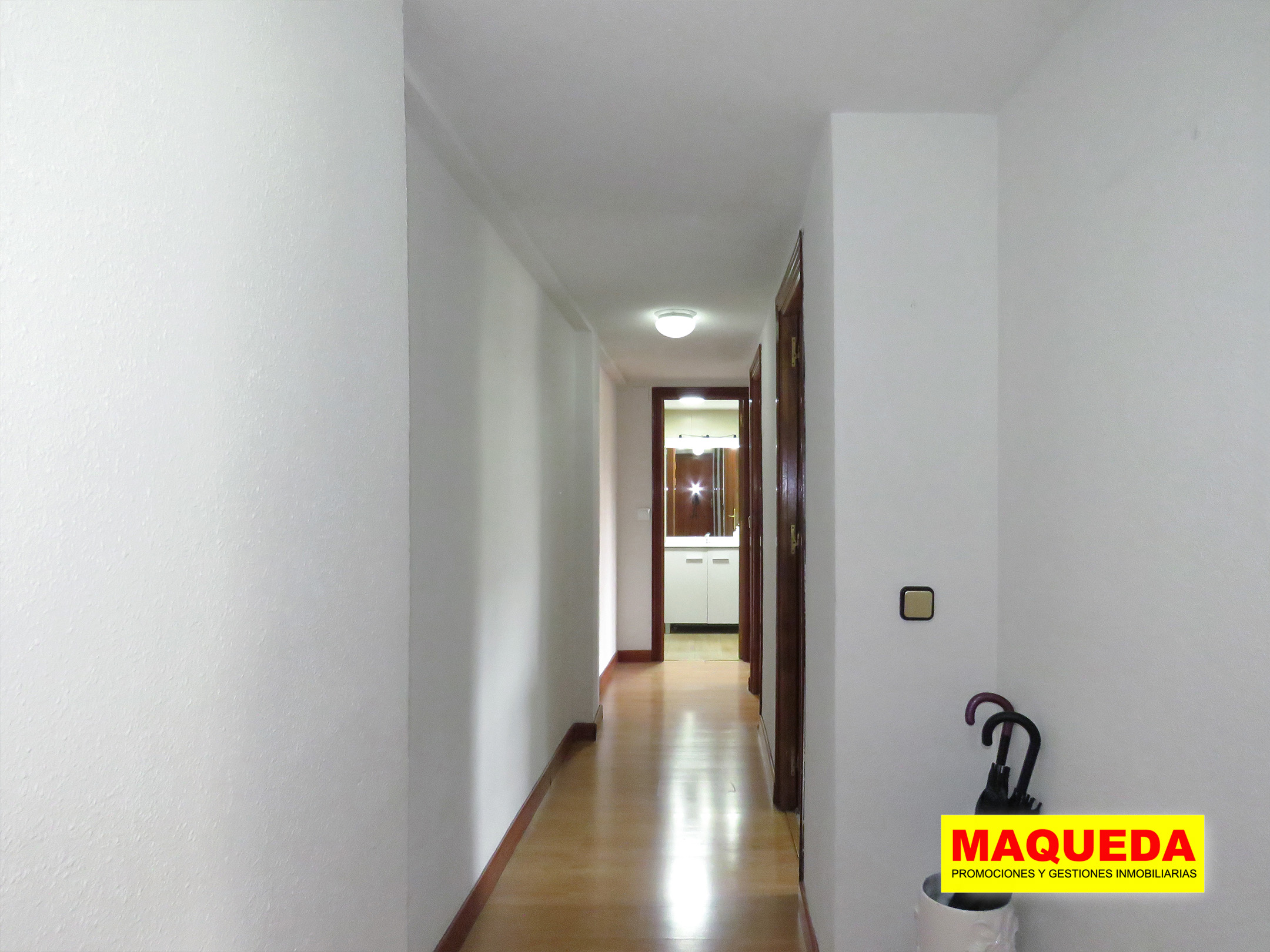 Pasillo distribuidor en piso de 3 dormitorios en Alcorcón