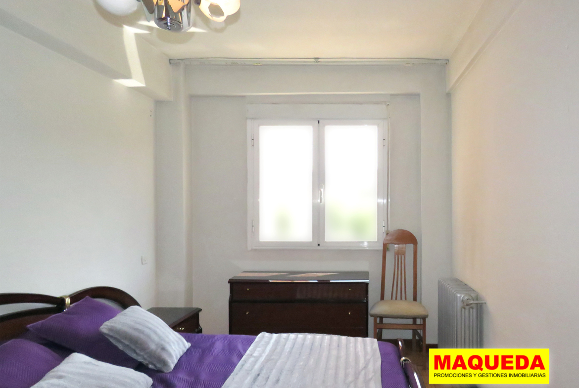 Dormitorio principal exterior en piso en venta en Alcorcón, calle Cisneros