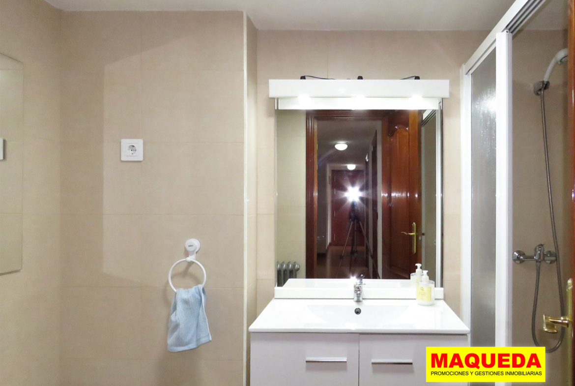 Baño reformado con plato de ducha en piso en venta en Alcorcón