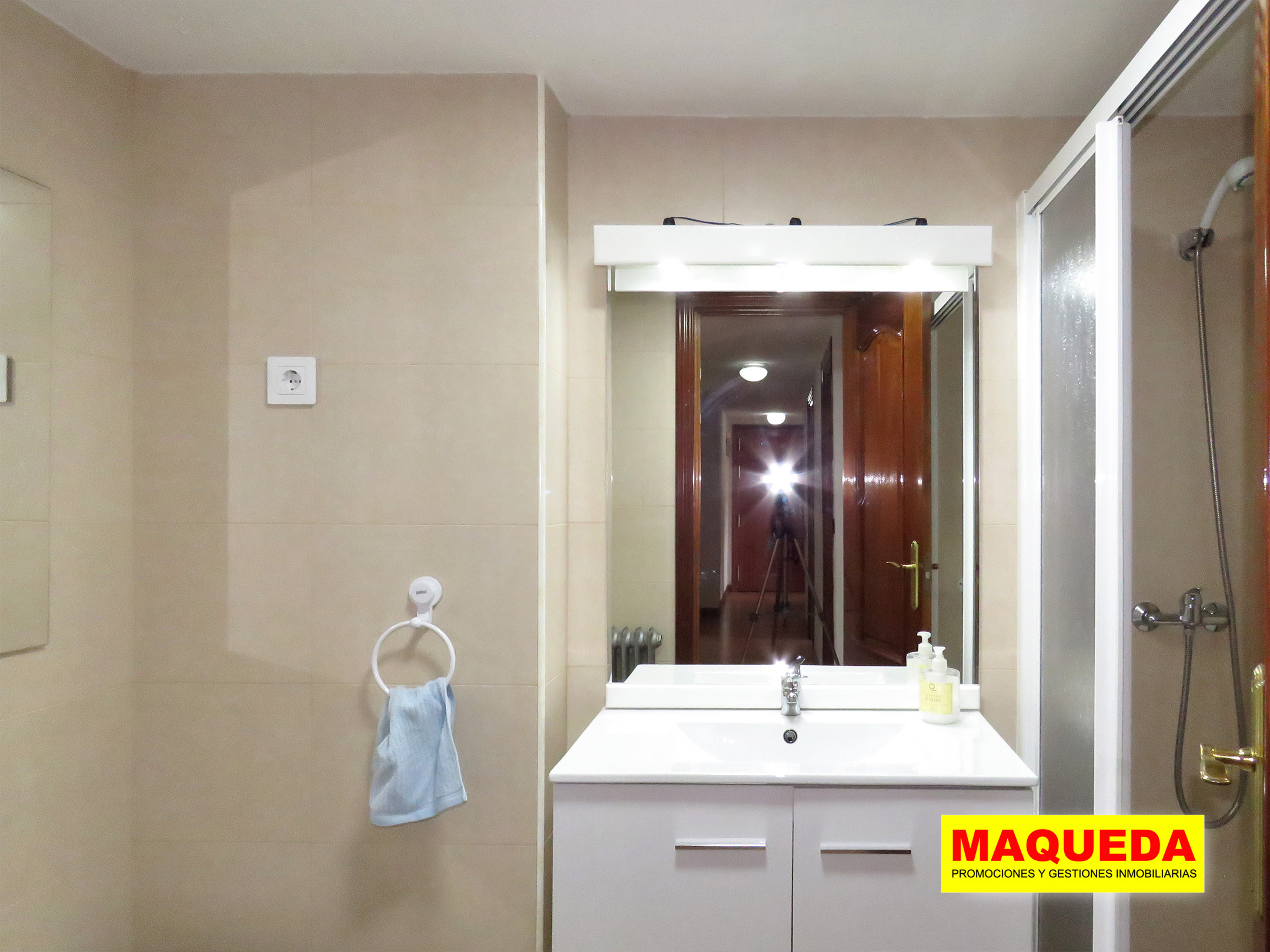 Baño reformado con plato de ducha en piso en venta en Alcorcón