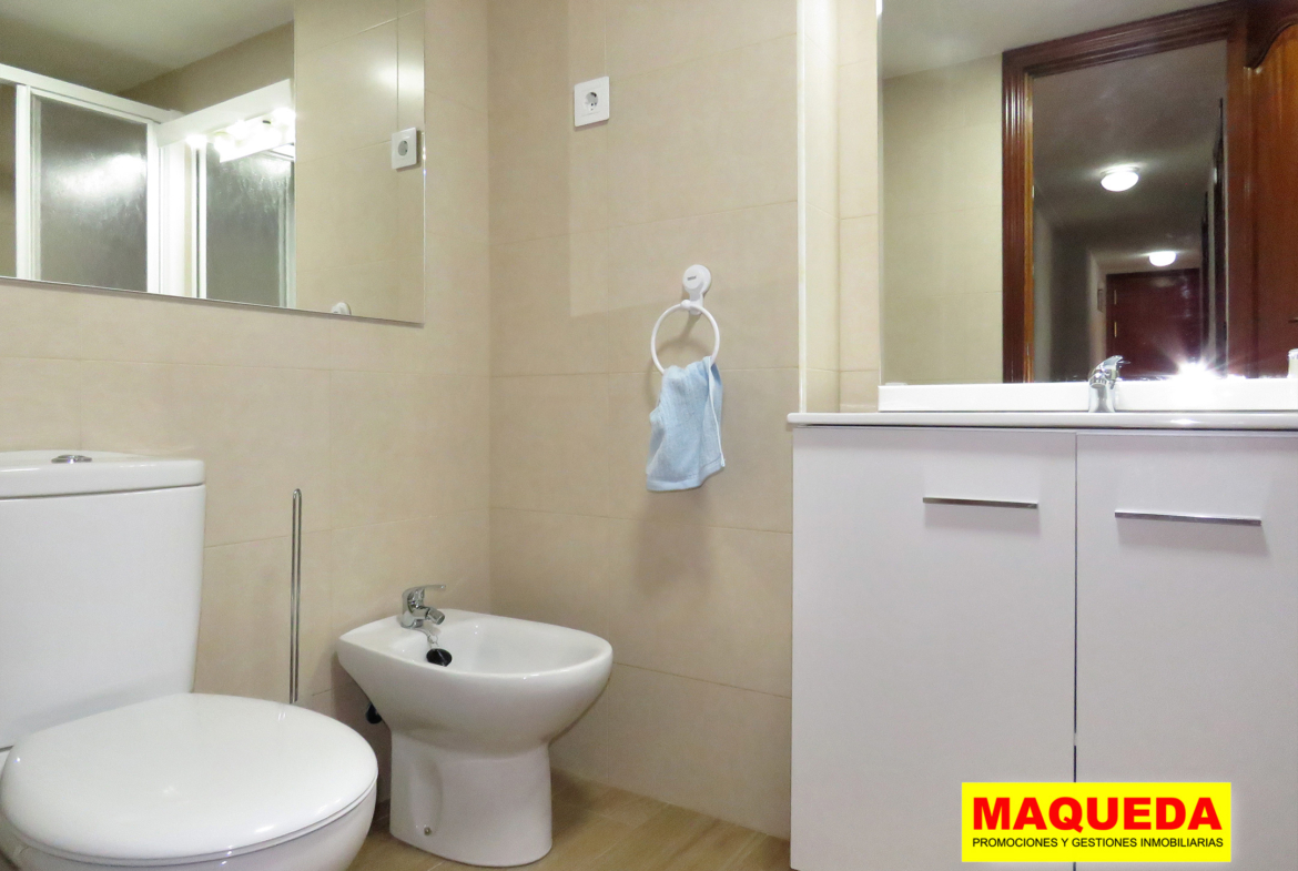 Baño reformado con plato de ducha en piso en venta en calle Cisneros, Alcorcón