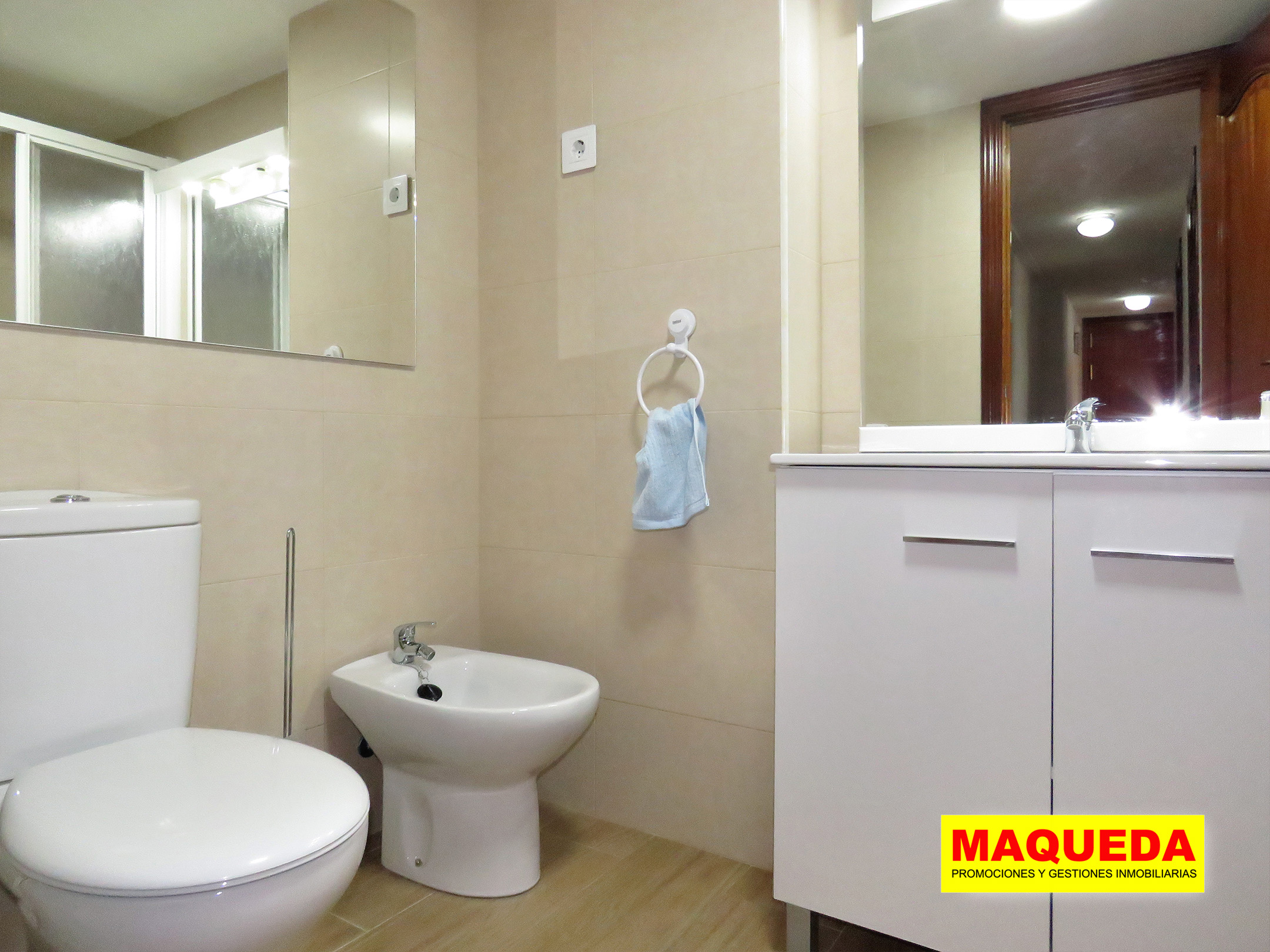 Baño reformado con plato de ducha en piso en venta en calle Cisneros, Alcorcón