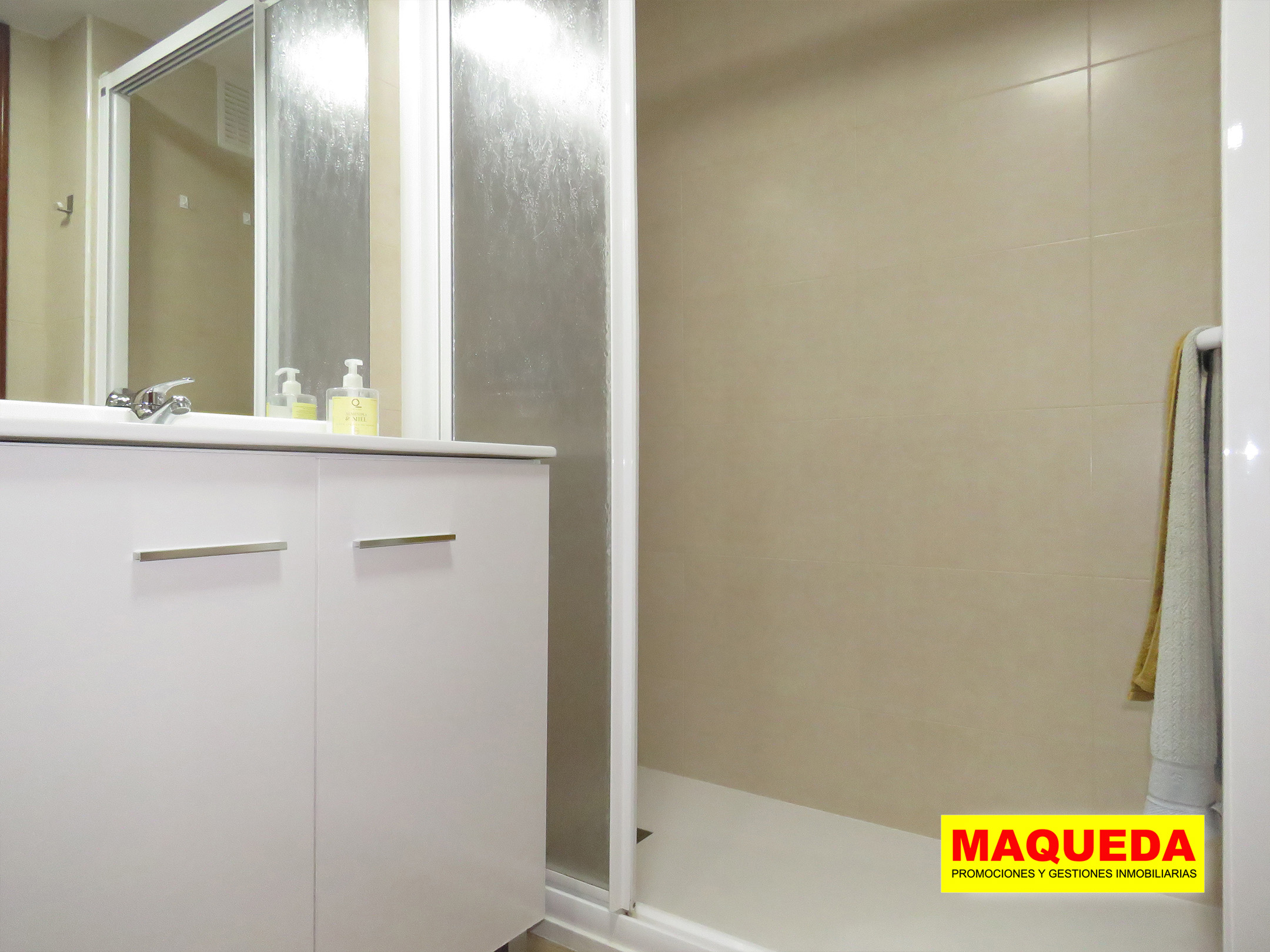 Baño reformado con plato de ducha en piso en venta en Parque Guadalquivir, Alcorcón