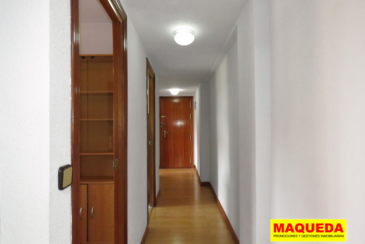 Pasillo distribuidor en piso en venta en Alcorcón con 3 dormitorios