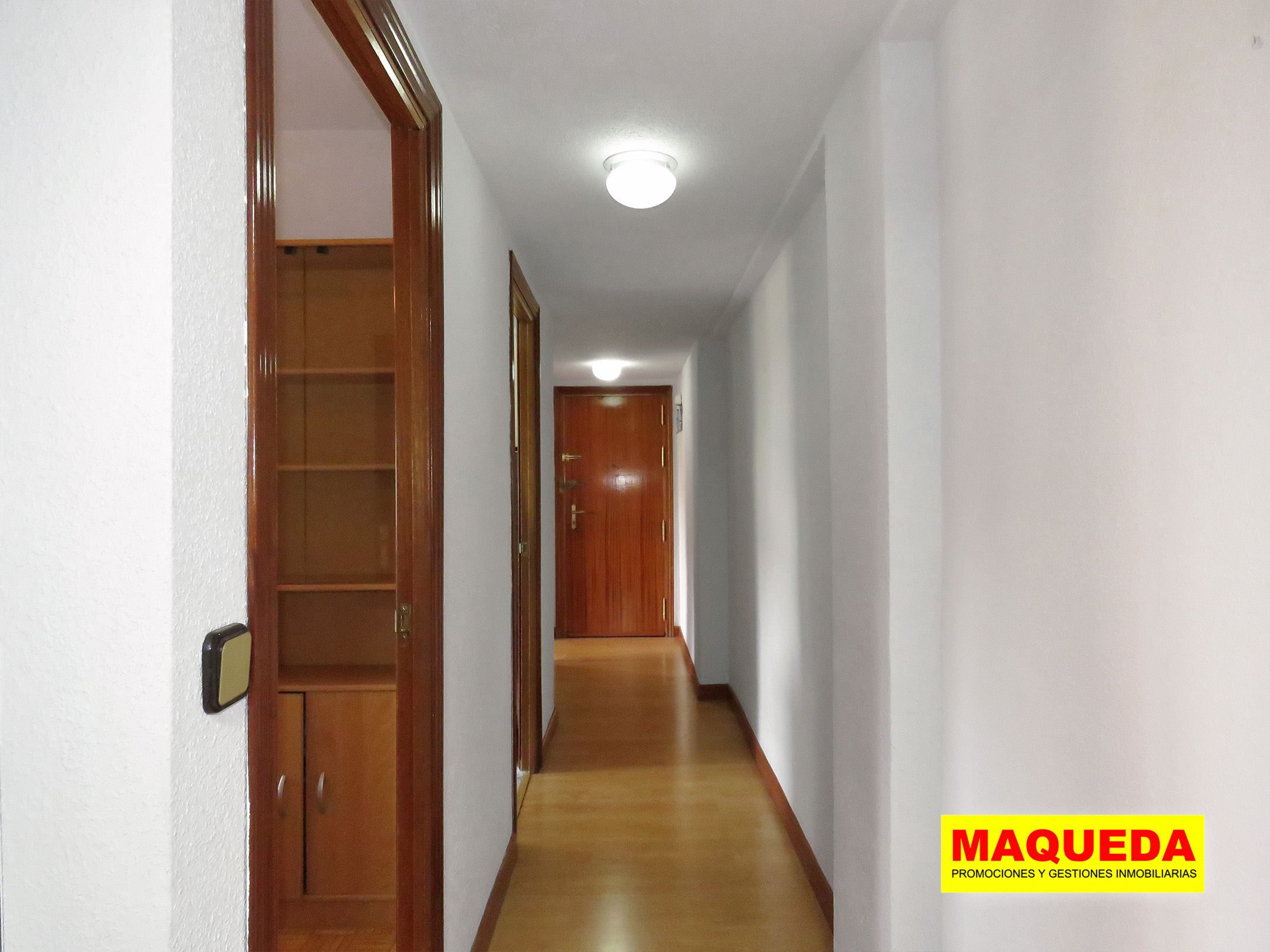 Pasillo distribuidor en piso en venta en Alcorcón con 3 dormitorios