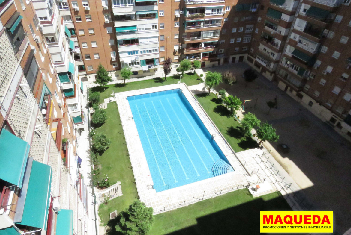 Piscina comunitaria de la urbanización Parque Guadalquivir en Alcorcón