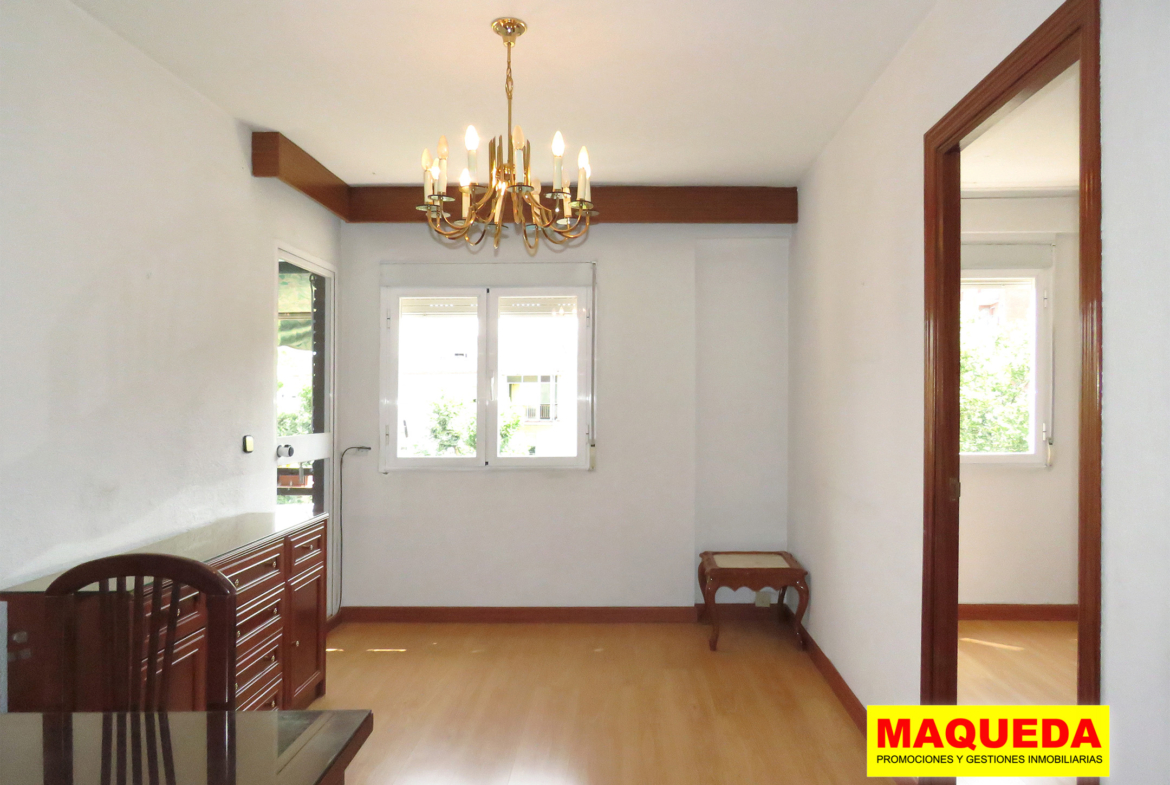 Salón luminoso con acceso a terraza en piso en venta en Alcorcón