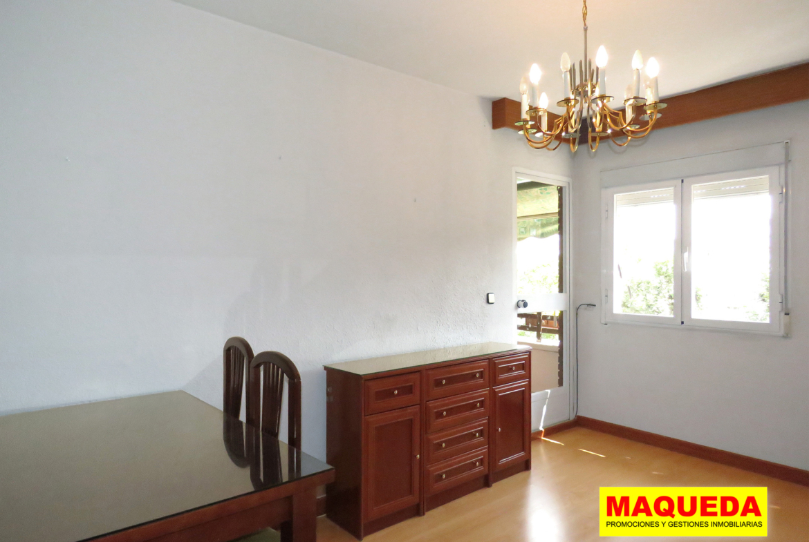 Salón luminoso con acceso a terraza en piso en venta en Parque Guadalquivir, Alcorcón