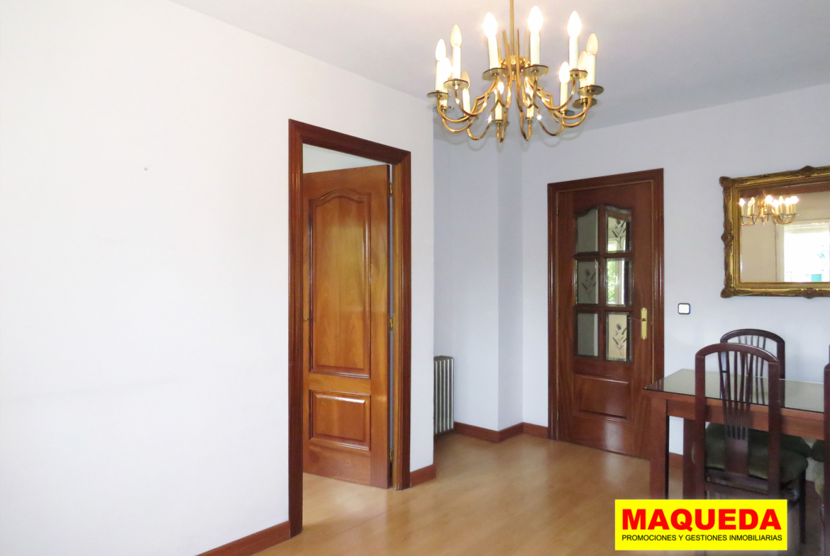 Salón luminoso con acceso a terraza en piso en venta en el centro de Alcorcón