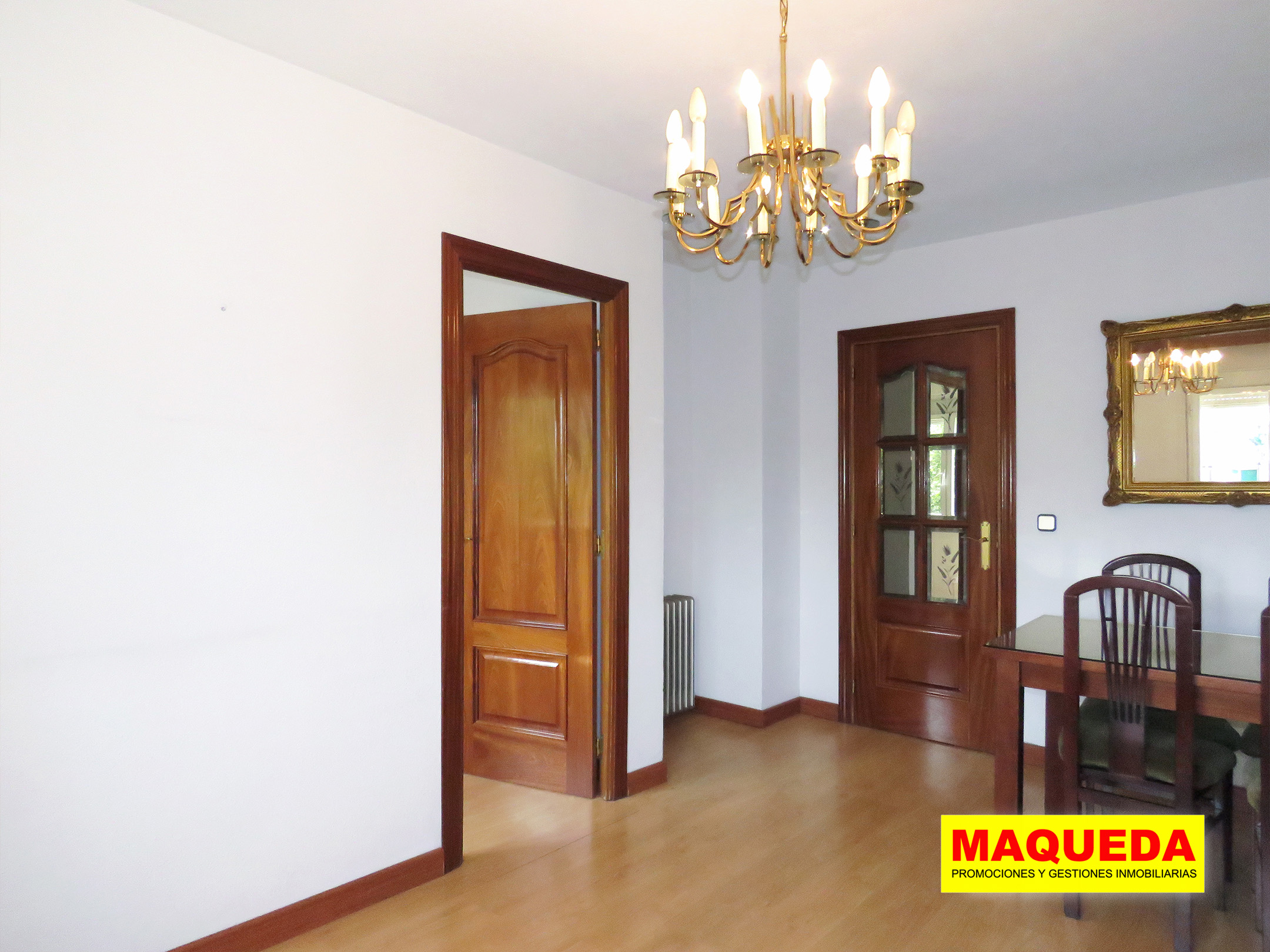 Salón luminoso con acceso a terraza en piso en venta en el centro de Alcorcón