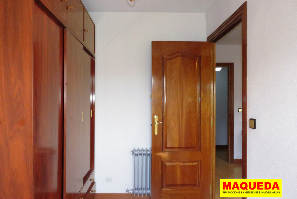 Dormitorio con acceso desde el salón en vivienda en calle Cisneros, Alcorcón