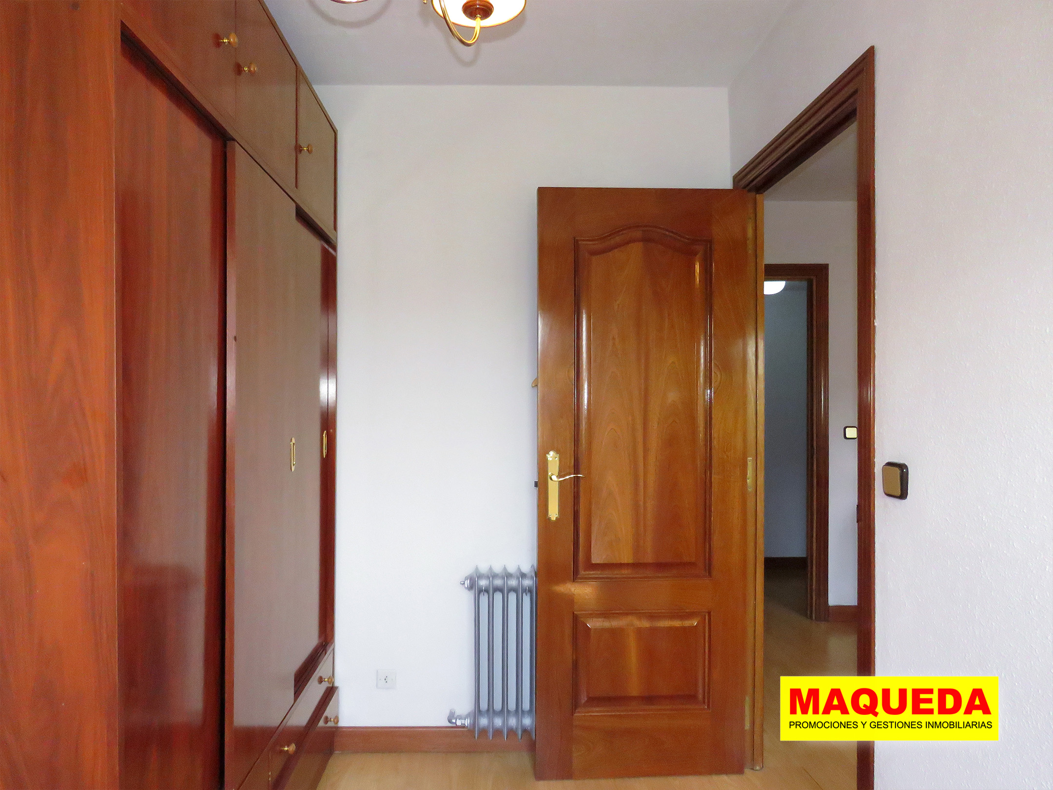 Dormitorio con acceso desde el salón en vivienda en calle Cisneros, Alcorcón