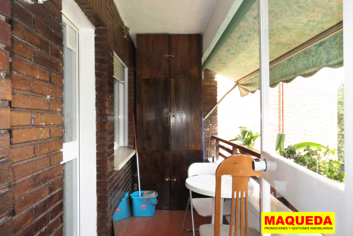 Terraza abierta con acceso desde el salón y cocina en piso en venta en Alcorcón