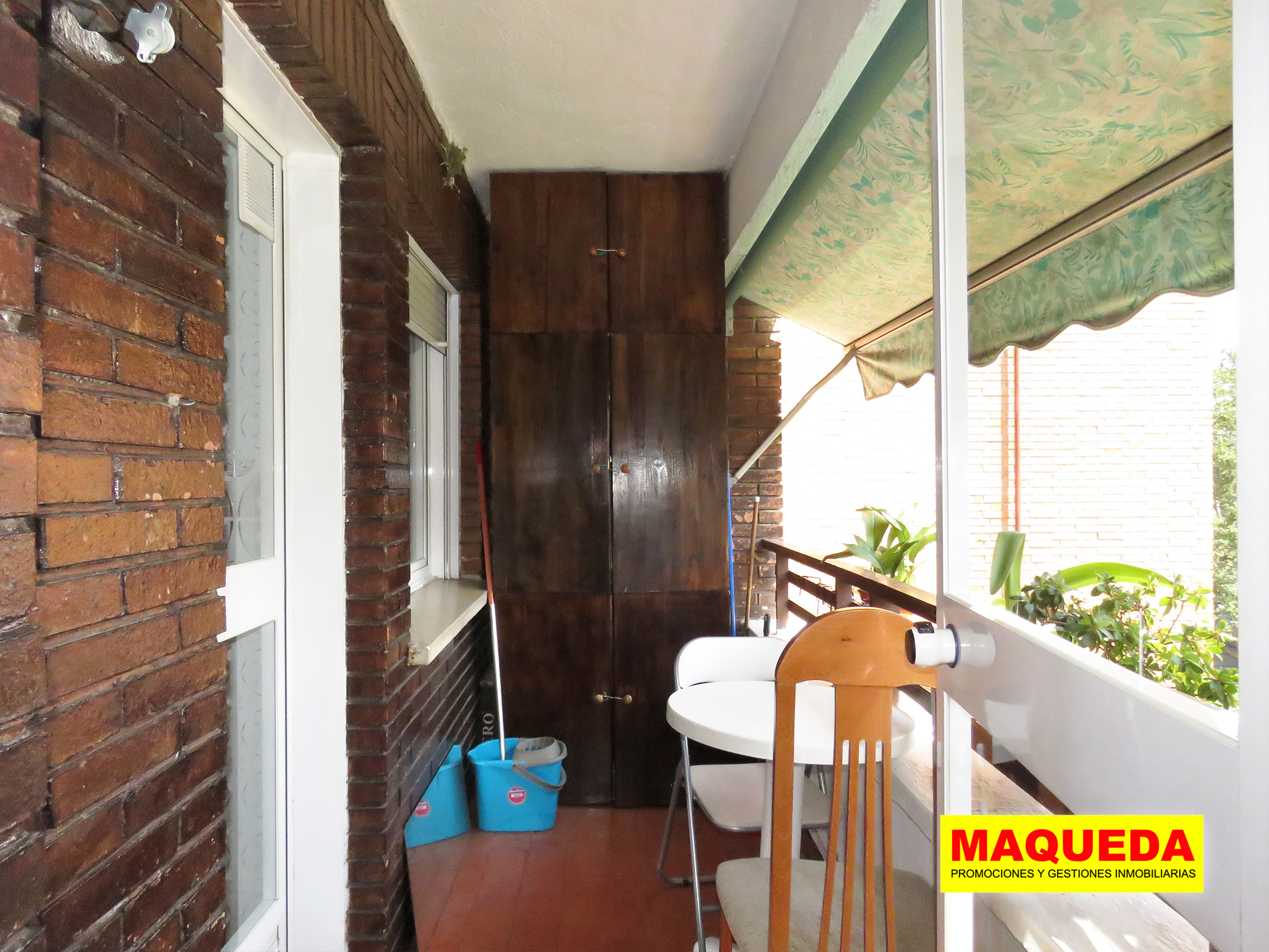 Terraza abierta con acceso desde el salón y cocina en piso en venta en Alcorcón