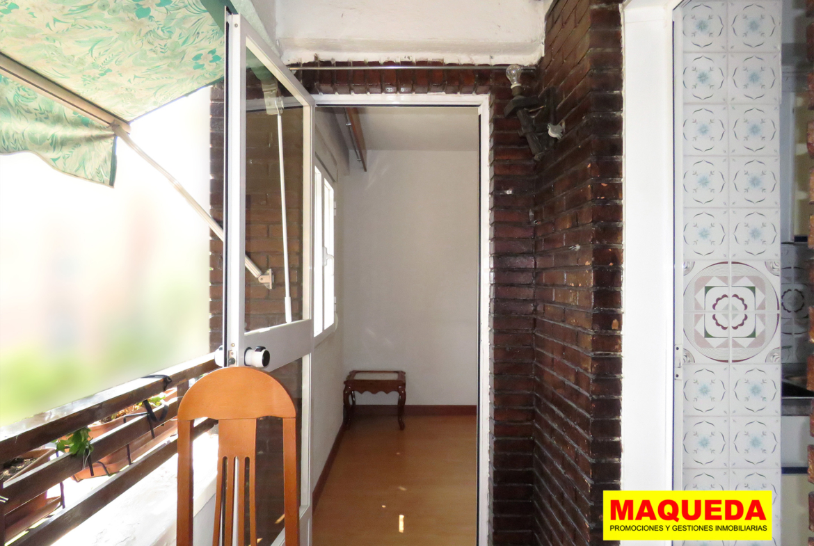 Terraza abierta con acceso desde el salón y cocina en piso en venta en Parque Guadalquivir, Alcorcón