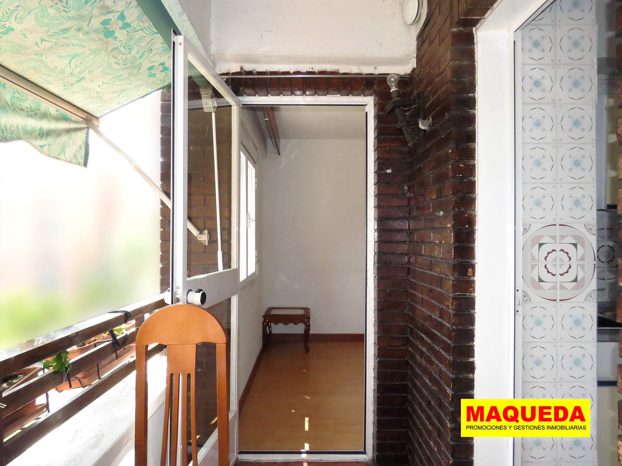 Terraza abierta con acceso desde el salón y cocina en piso en venta en Parque Guadalquivir, Alcorcón