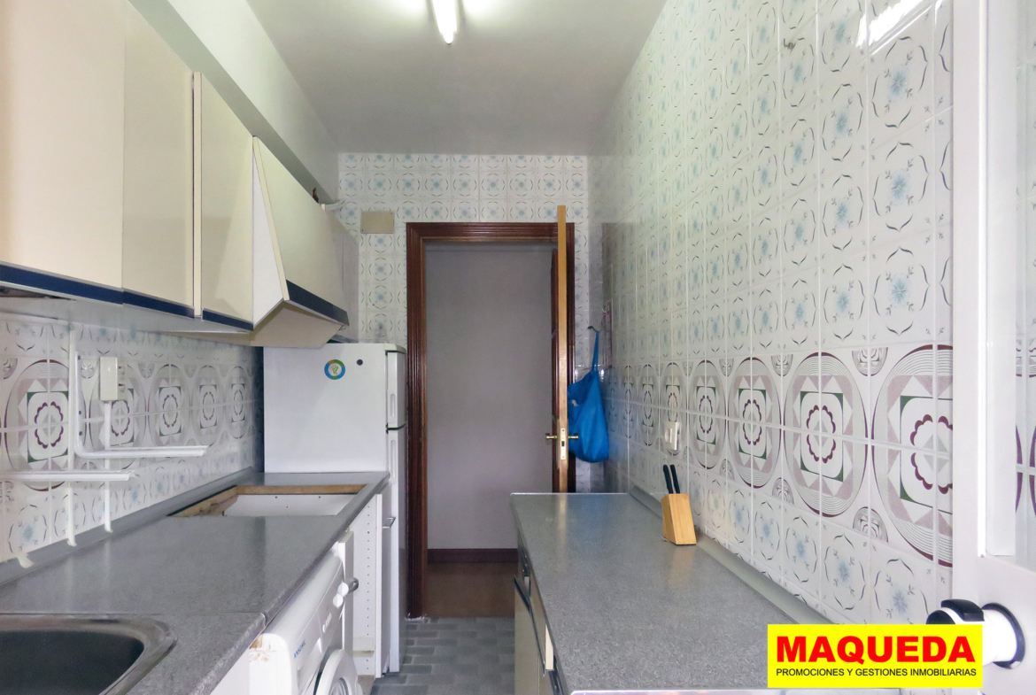 Cocina con acceso a terraza en vivienda situada en la calle Cisneros, Alcorcón