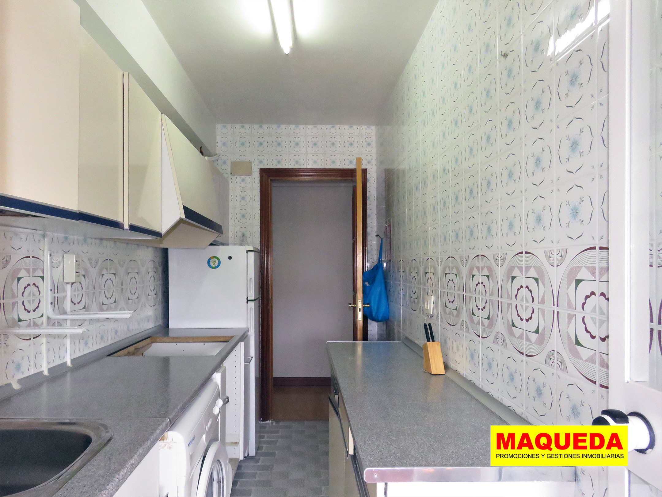 Cocina con acceso a terraza en vivienda situada en la calle Cisneros, Alcorcón