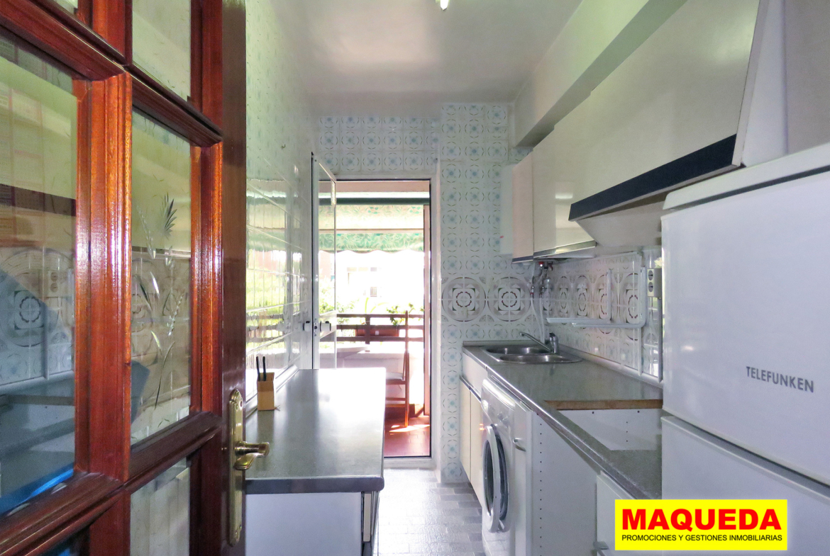 Cocina con acceso a terraza en vivienda situada en piso en venta en Alcorcón