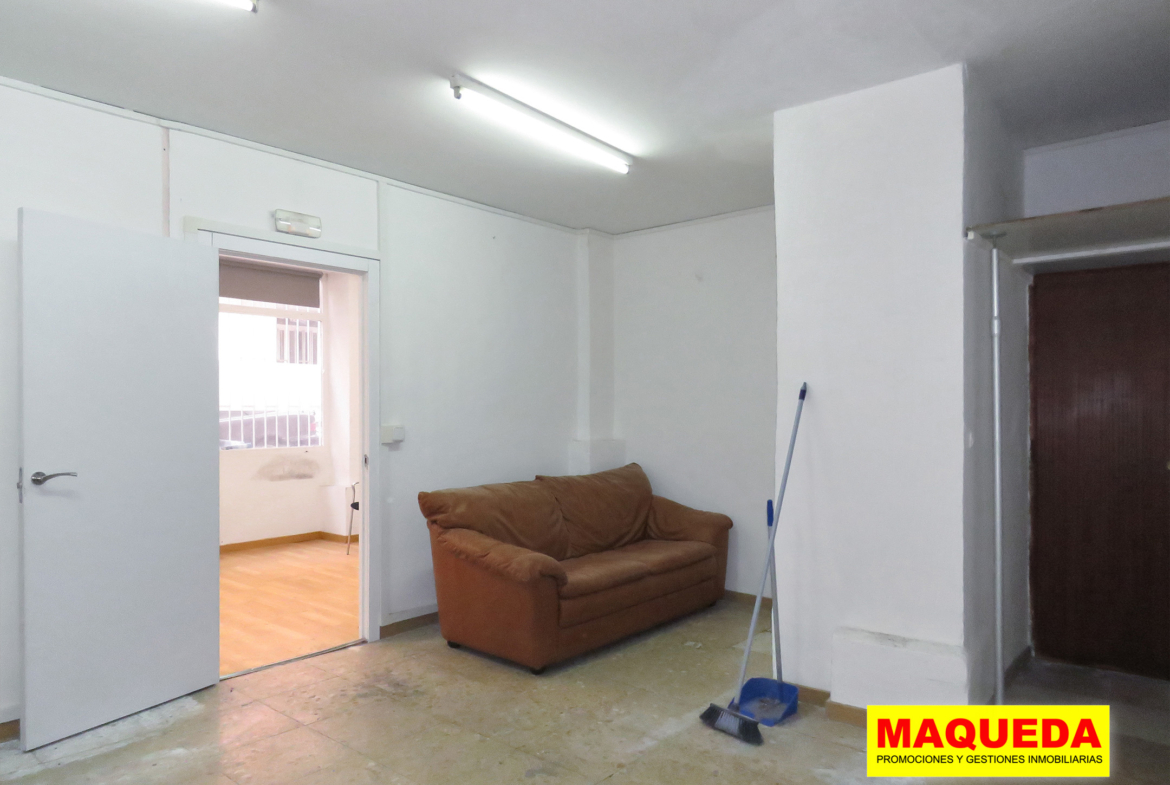 Sala interior del local en venta en el centro de Alcorcón