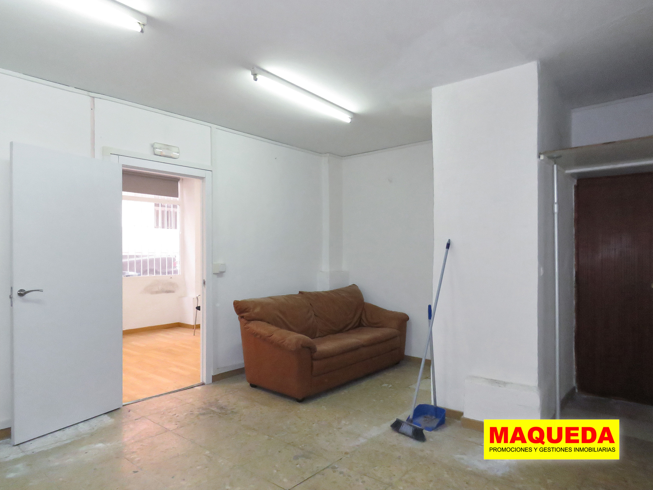 Sala interior del local en venta en el centro de Alcorcón