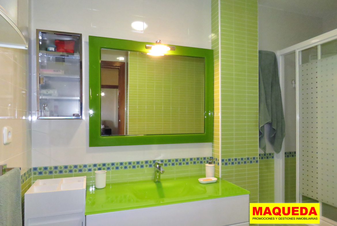 Baño principal del piso en venta en avenida del Oeste de Alcorcón