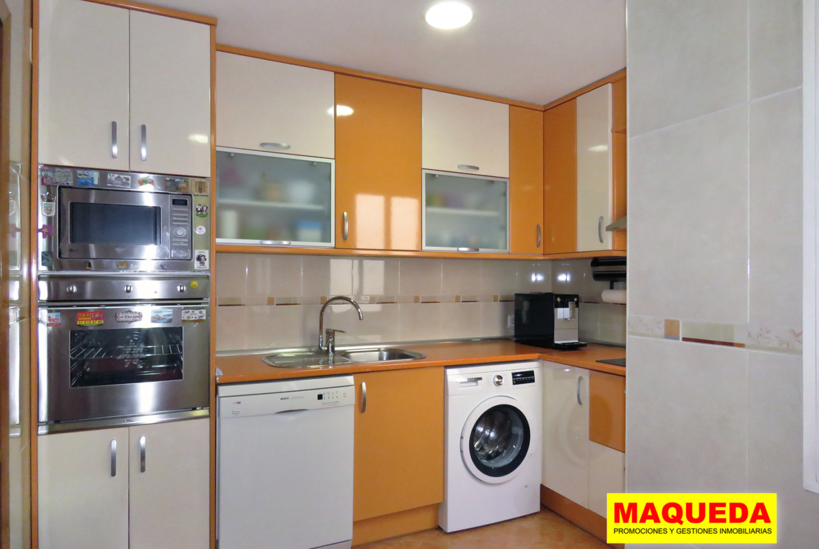 Cocina amueblada del piso en venta en Avenida del Oeste Alcorcón