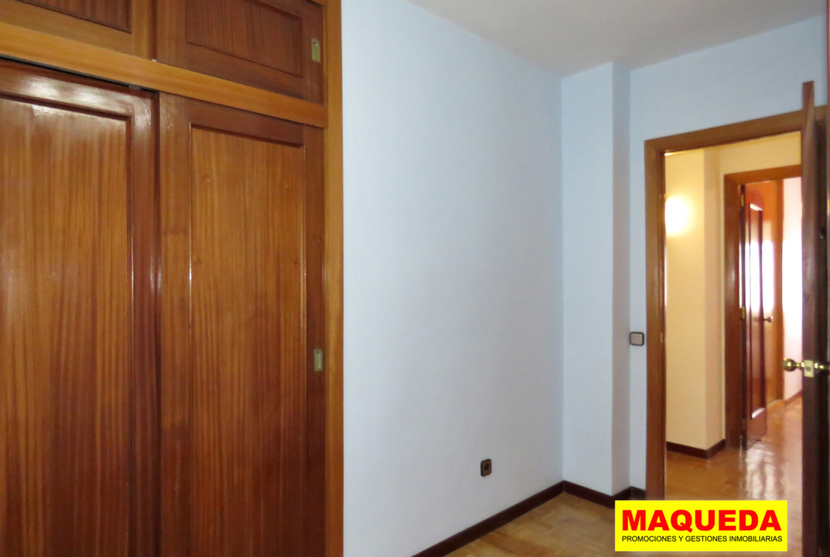 Dormitorio doble del piso en venta en avenida del Oeste de Alcorcón - zona Los Cantos