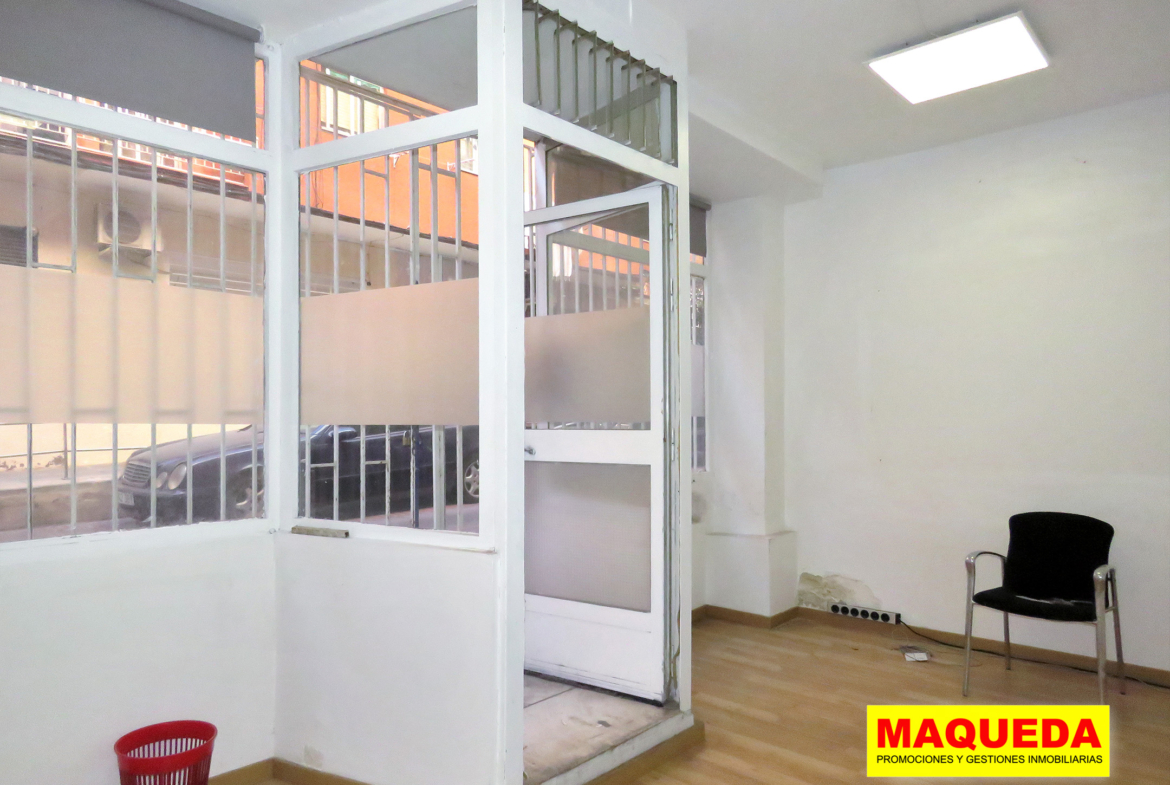 Puerta y escaparates del local en Alcorcón centro