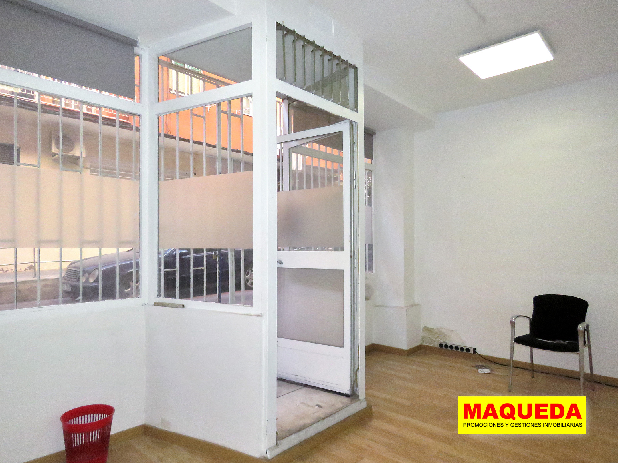 Puerta y escaparates del local en Alcorcón centro