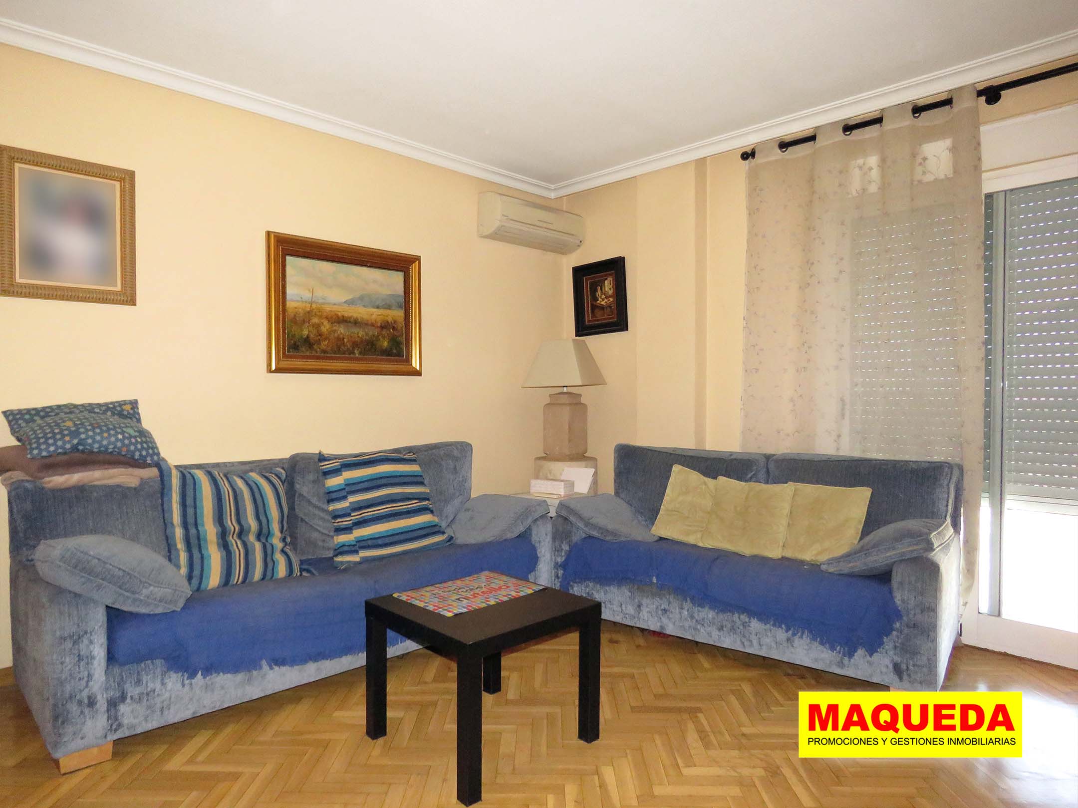 Salón del piso dúplex en venta en Alcorcón