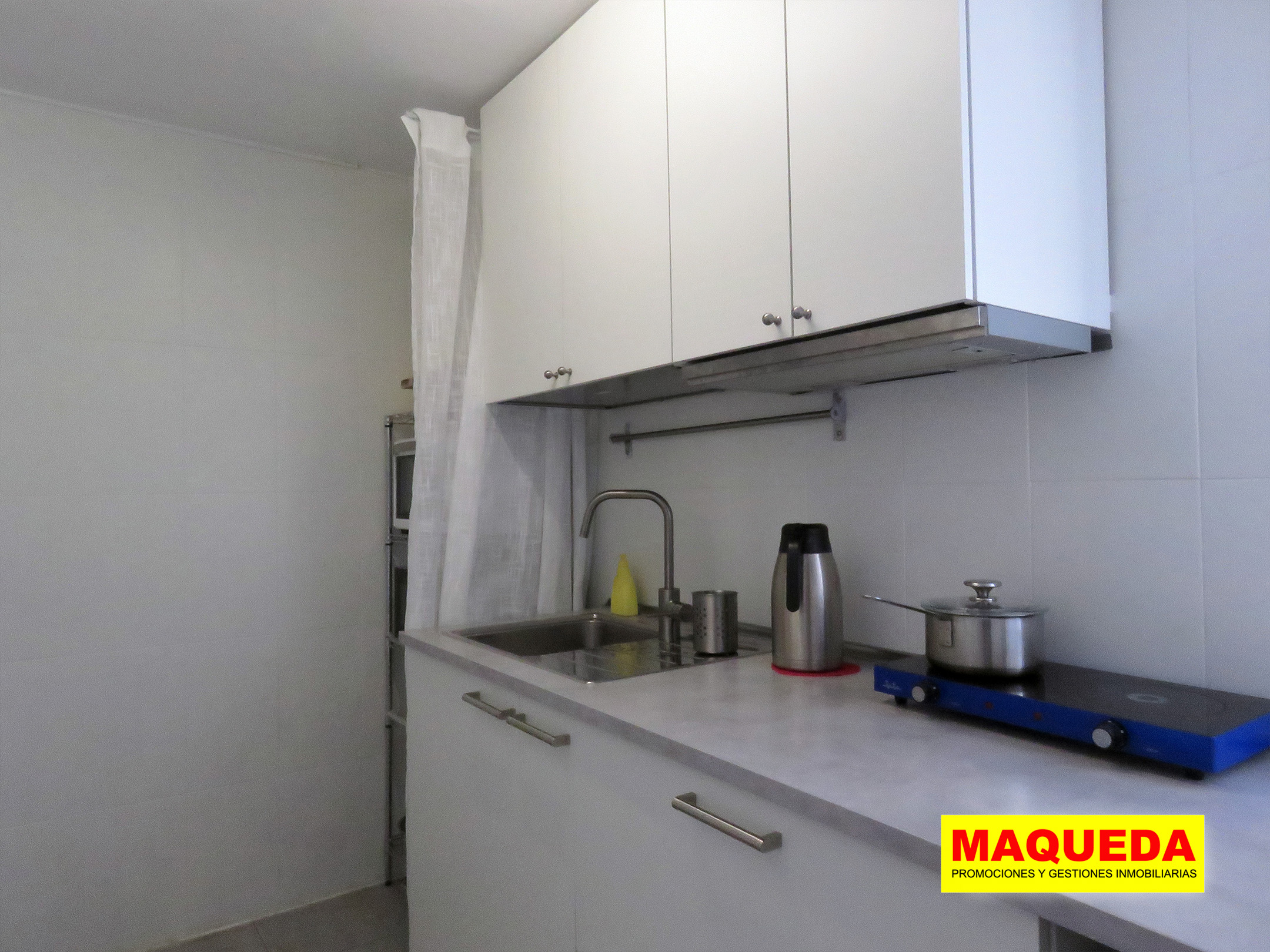 Cocina amueblada del piso en venta en Alcorcón