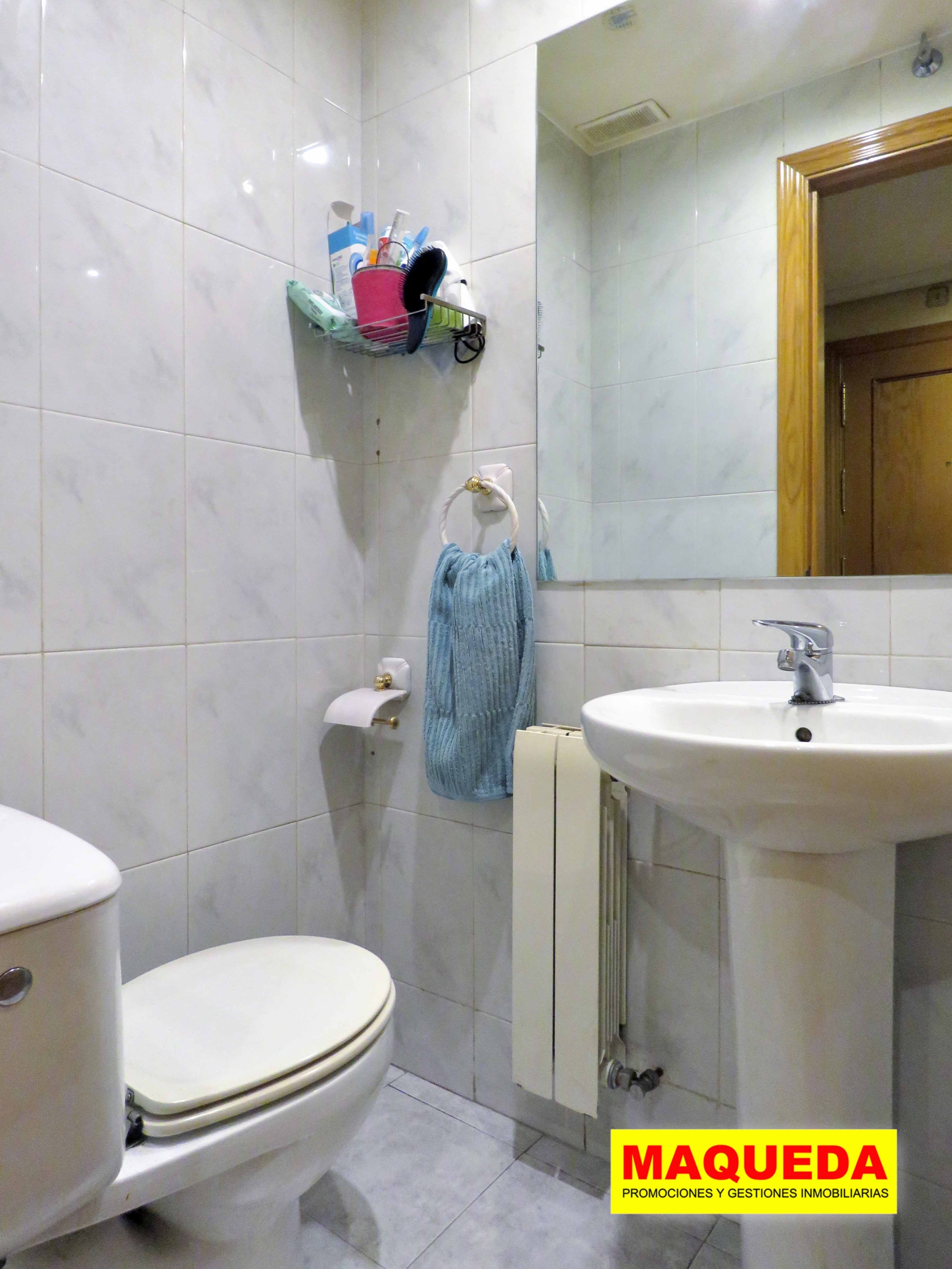 Aseo en planta baja del dúplex en Alcorcón