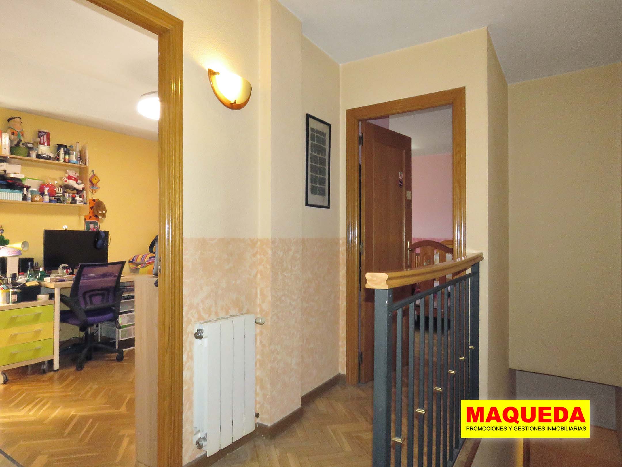 Pasillo de las habitaciones en el dúplex en venta en Alcorcón