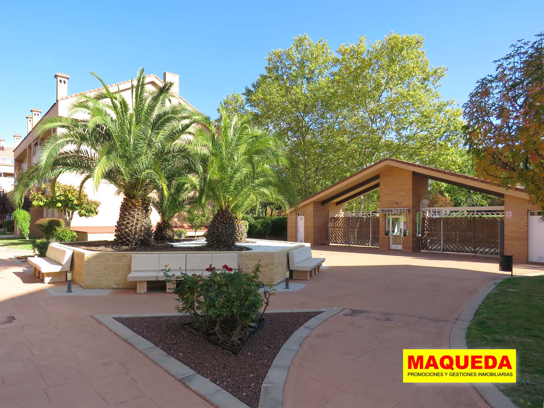 Acceso a urbanización del dúplex en venta en Prado Santo Domingo, Alcorcón