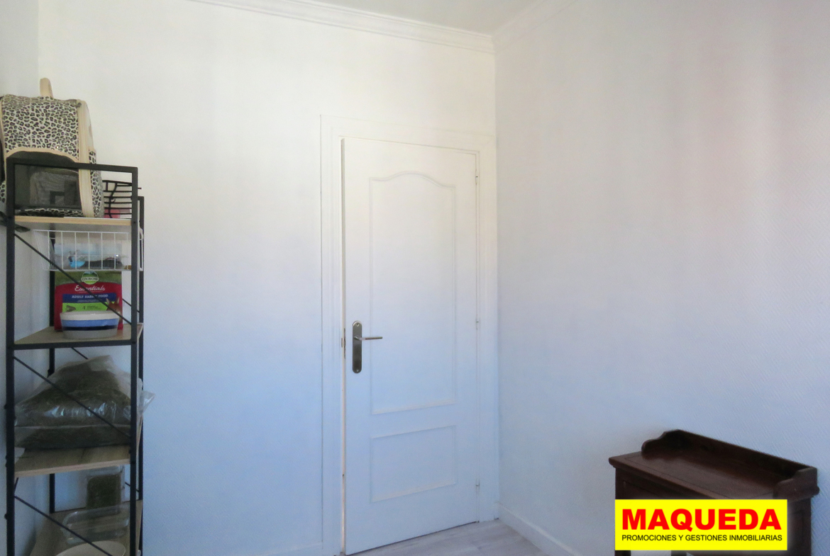 Dormitorio individual del piso en junto a calle Los Cantos de Alcorcón