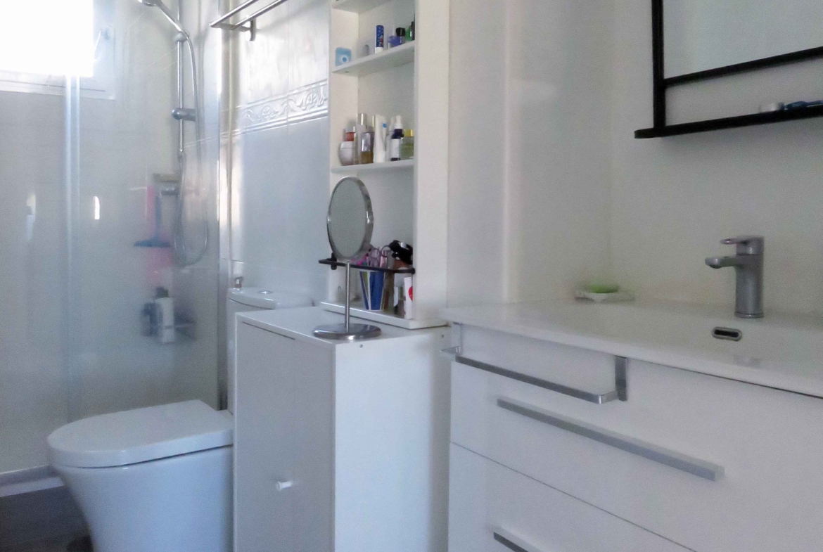 Baño reformado del piso en venta en el centro de Alcorcón