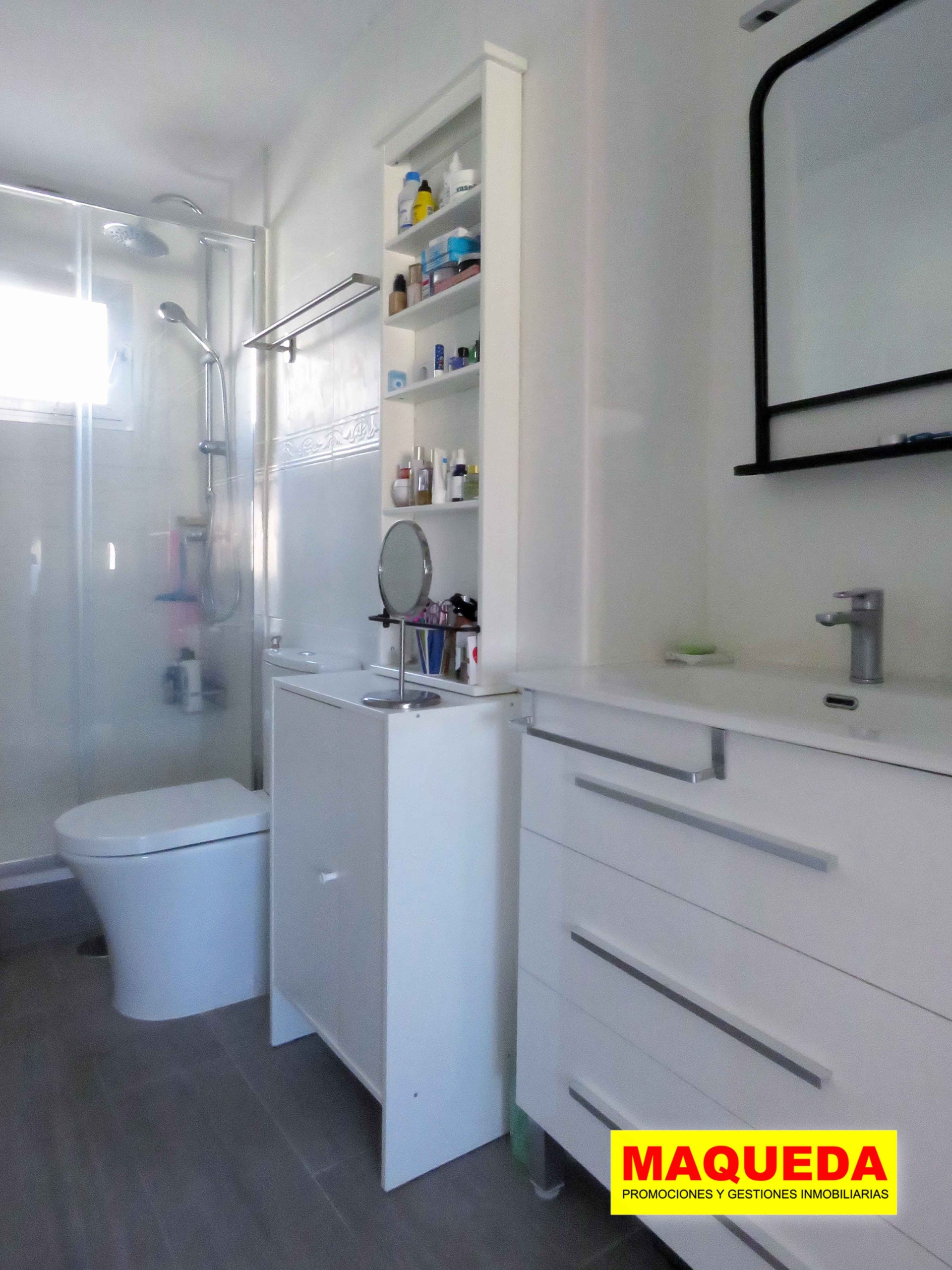 Baño reformado del piso en venta en el centro de Alcorcón