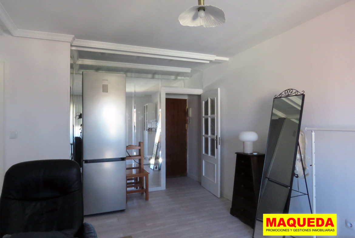 Salón y acceso al piso en el centro de Alcorcón