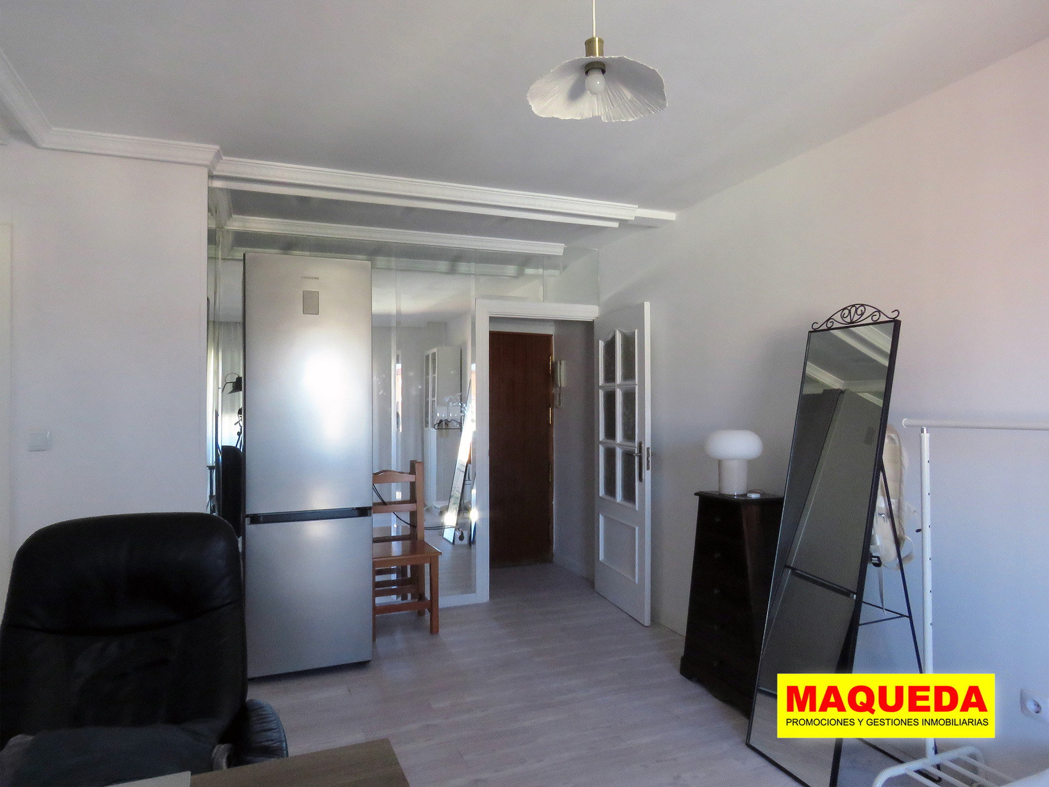 Salón y acceso al piso en el centro de Alcorcón