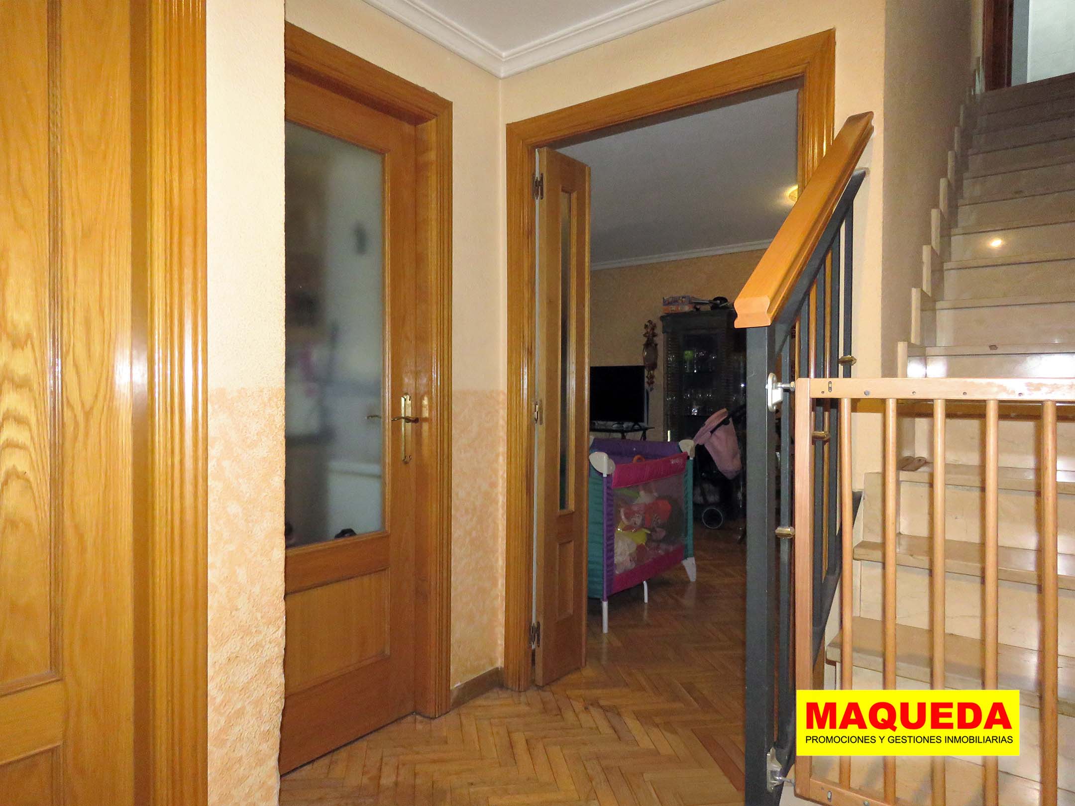 Hall de entrada al dúplex en Alcorcón