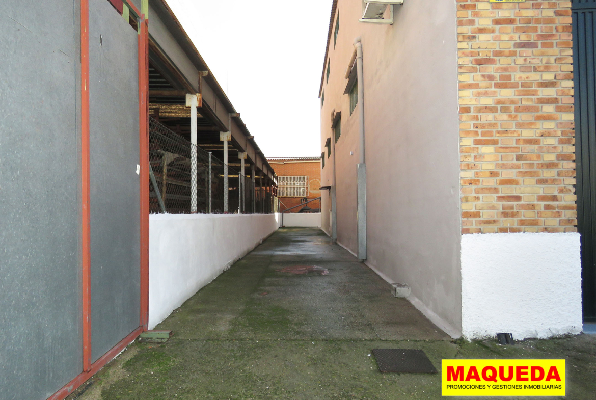 patio lateral de la nave industrial en alquiler en Leganés