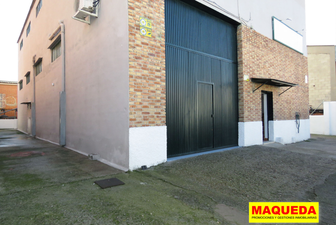 Fachada de la nave industrial en alquiler en Leganés